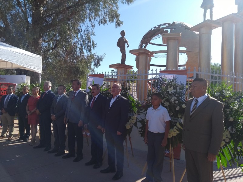 Celebran a los maestros con ofrenda floral