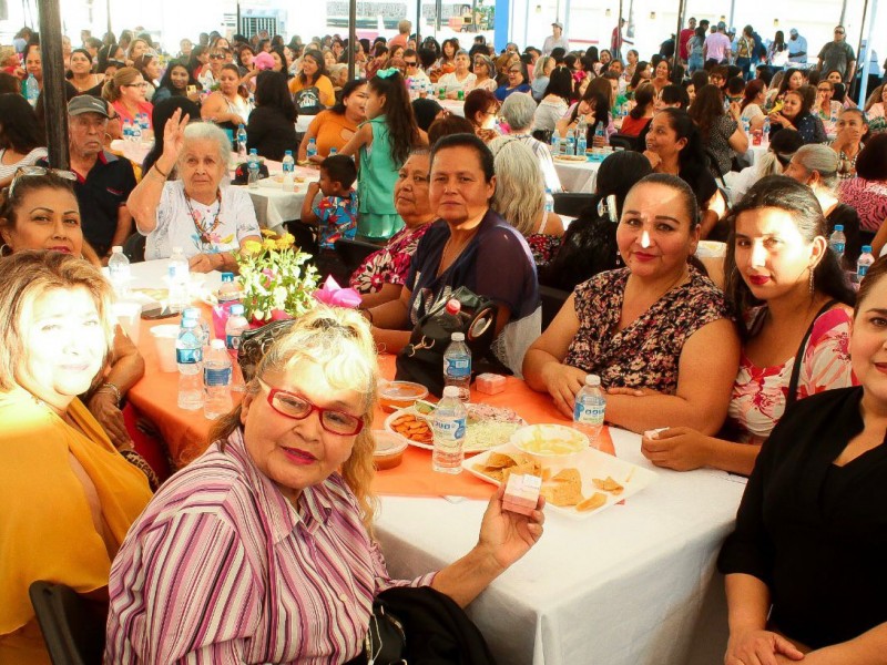 Celebran a mamás Guaymenses en parque infantil