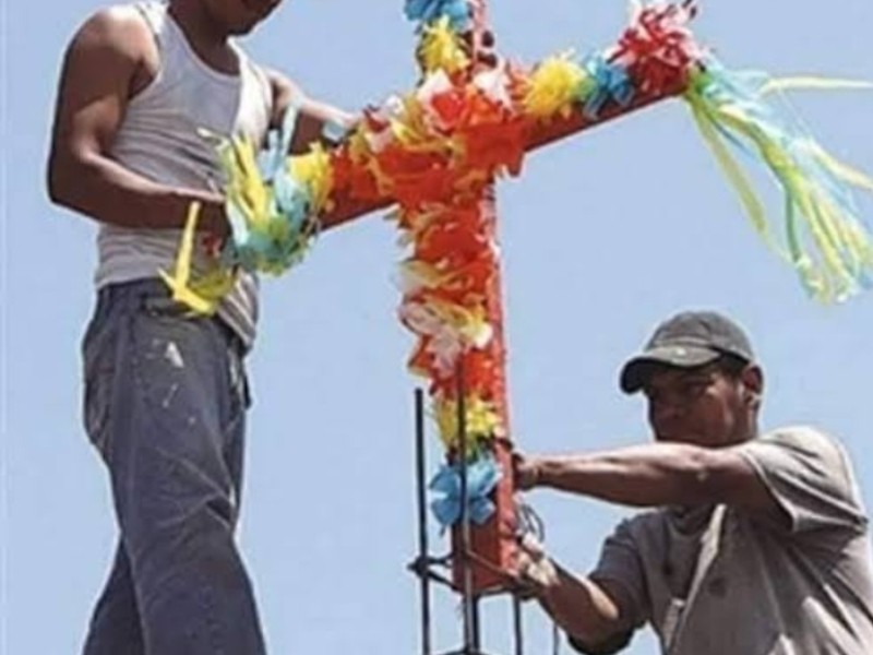 Celebran albañiles día de la Santa Cruz