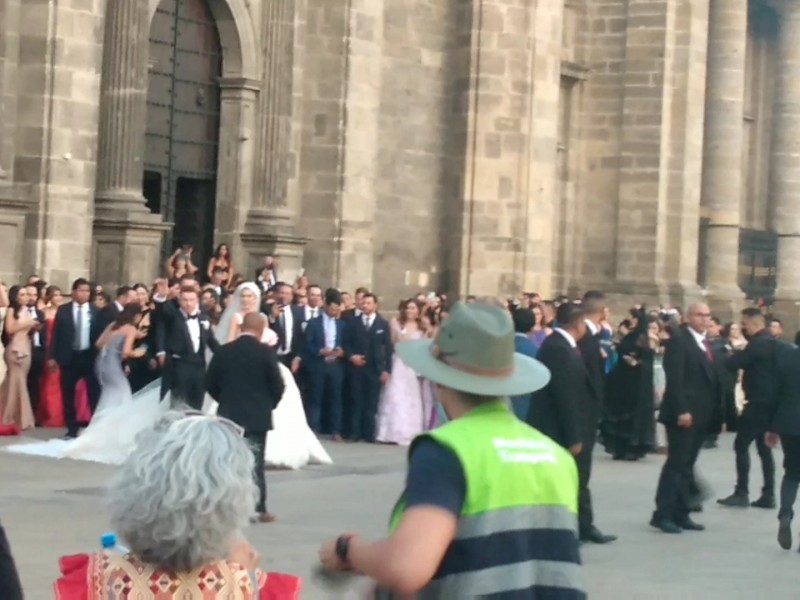 Celebran boda de 'Canelo' Álvarez con cientos de fans afuera
