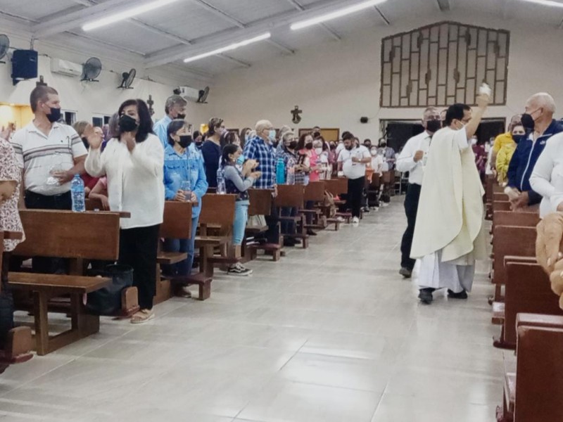 Celebran católicos la vigilia Pascual