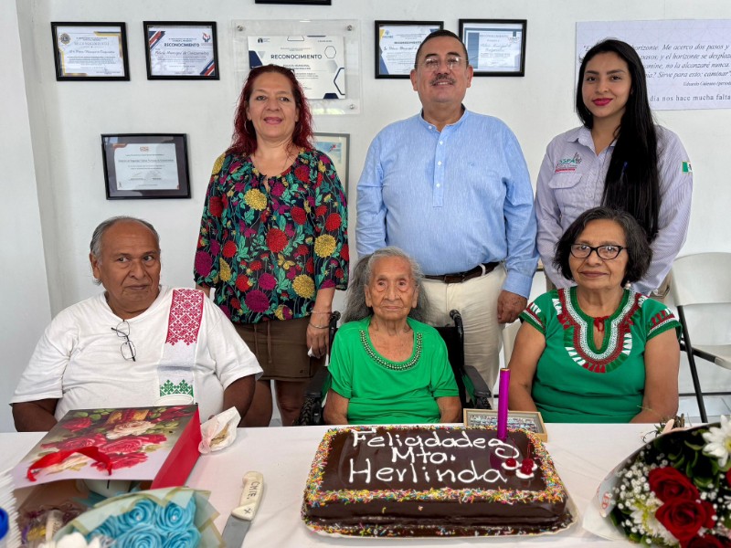 Celebran centenario de maestra Herlinda, referente educativo en Coatzacoalcos