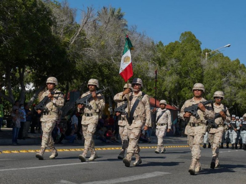 Celebran con éxito desfile militar