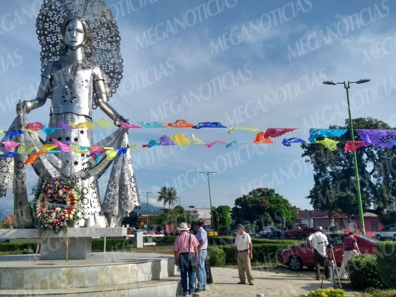 Celebran Décimo Aniversario de escultura la Mujer Tehuana