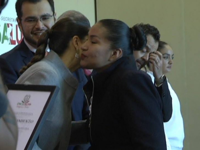 Celebran día de la enfermera con reconocimientos