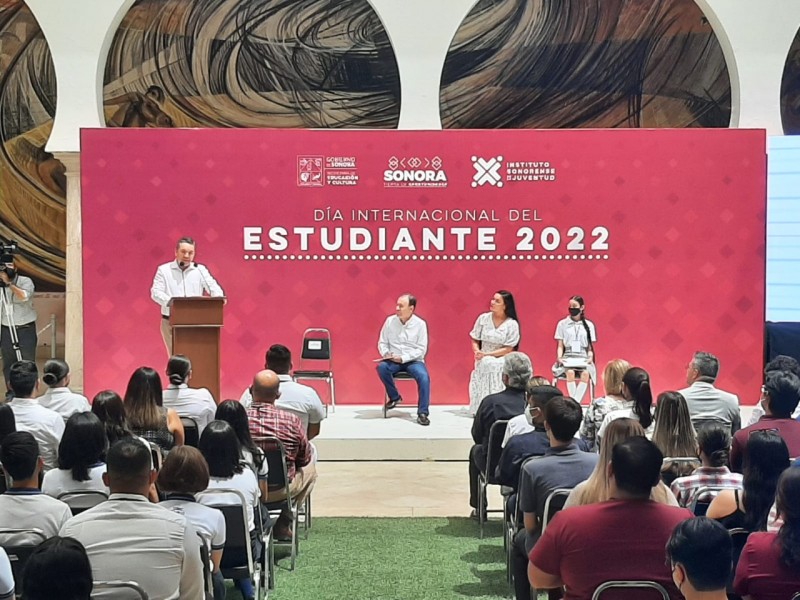 Celebran Día del Estudiante en Palacio de Gobierno