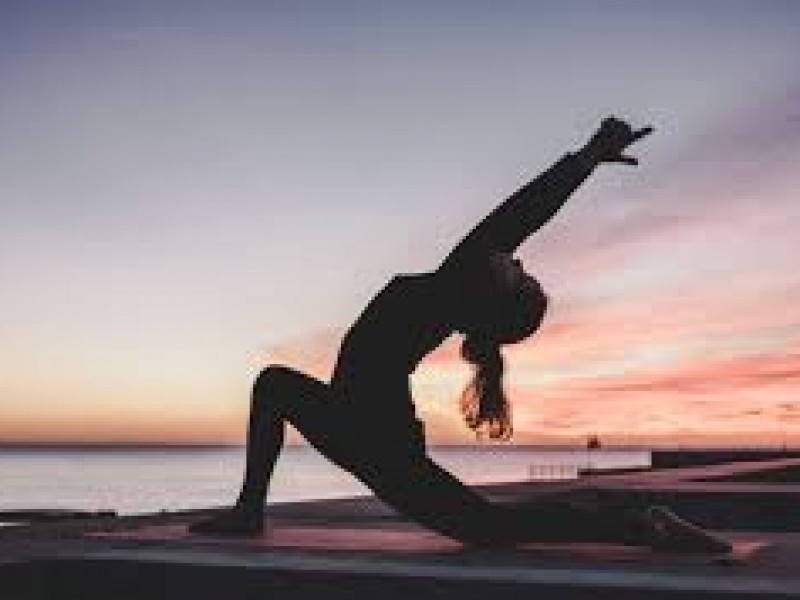 Celebran día internacional del yoga