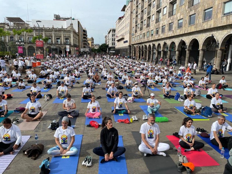 Celebran Día Internacional del Yoga en el Paseo Alcalde