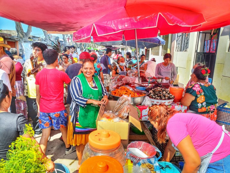 Celebran domingo de ramos en panteones de Juchitán