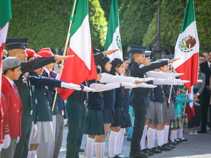 Celebran el Día de la Bandera con becas transporte para estudiantes ...