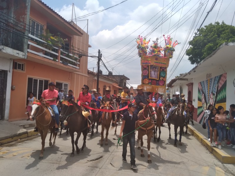 Celebran el tradicional paseo de estandartes en San Blas Atempa