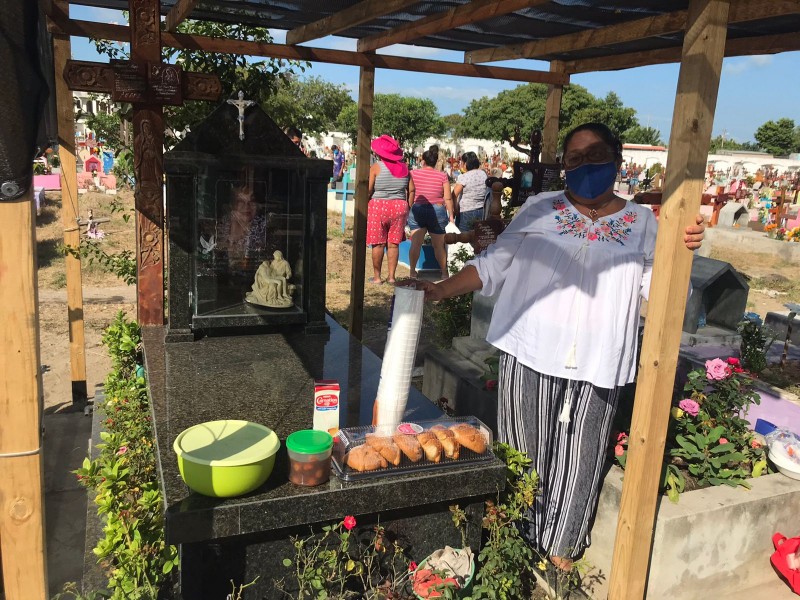 Celebran en el panteón día de muertos con comida