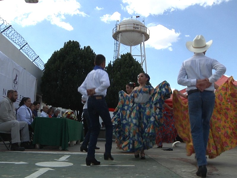 Celebran expropiación petrolera con bailables folclóricos