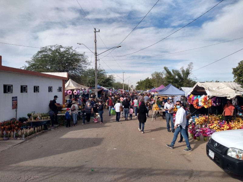 Celebran hermosillenses Día de Muertos al visitar panteones