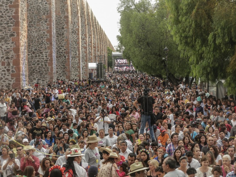 Celebran llegada de Lele tras su gira mundial