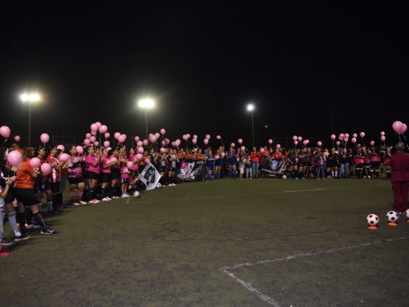 Celebran mamás campeonato “Golazo contra el Cáncer”