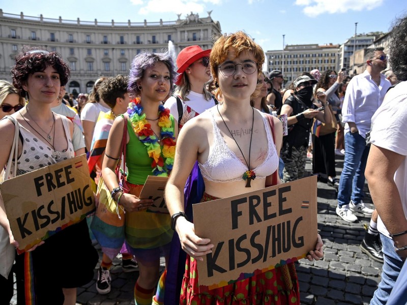 Celebran Marcha del Orgullo LGBTQ en Roma