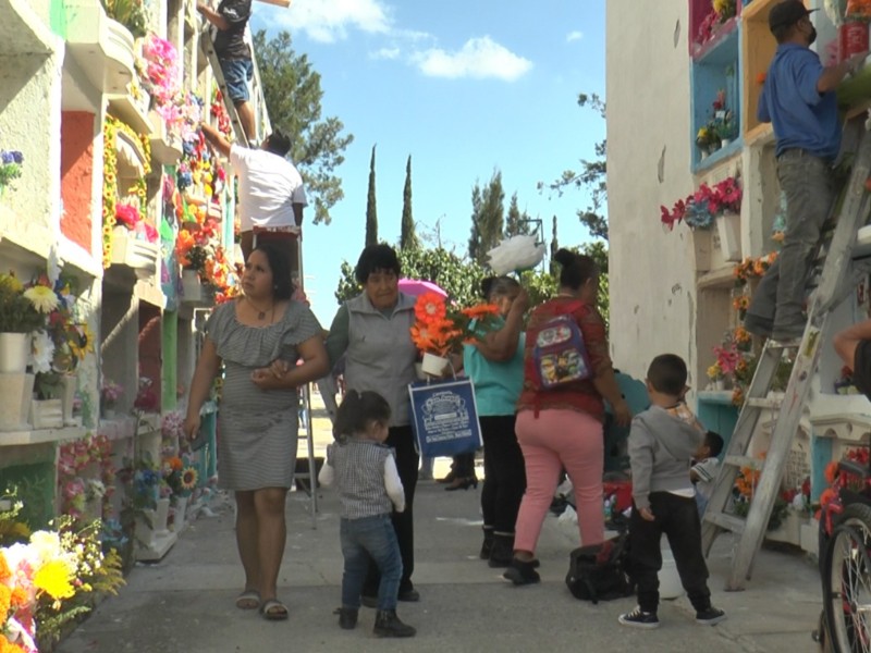 Celebran miles de leoneses a sus difuntos en panteones