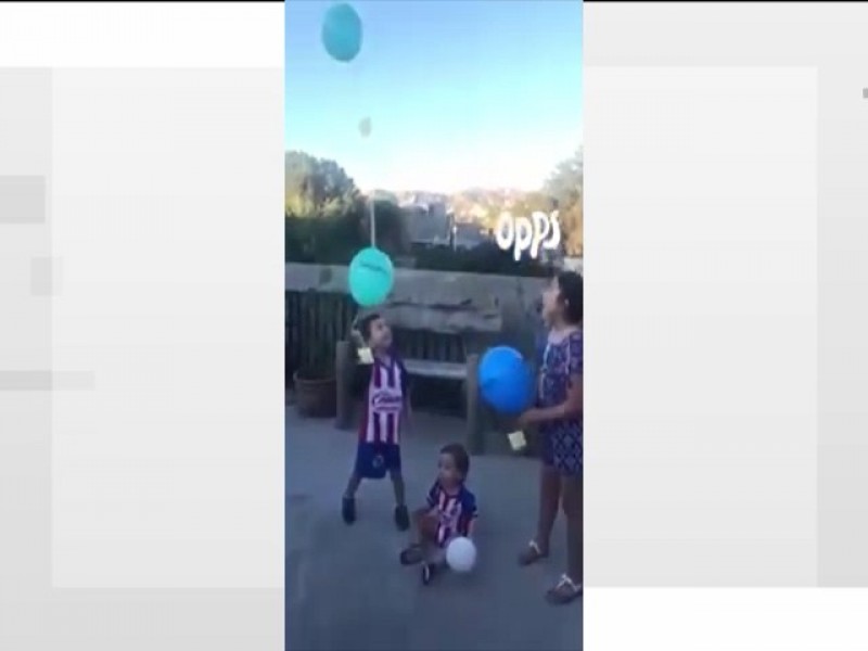 Celebran  niños a sus Papás con globos al cielo