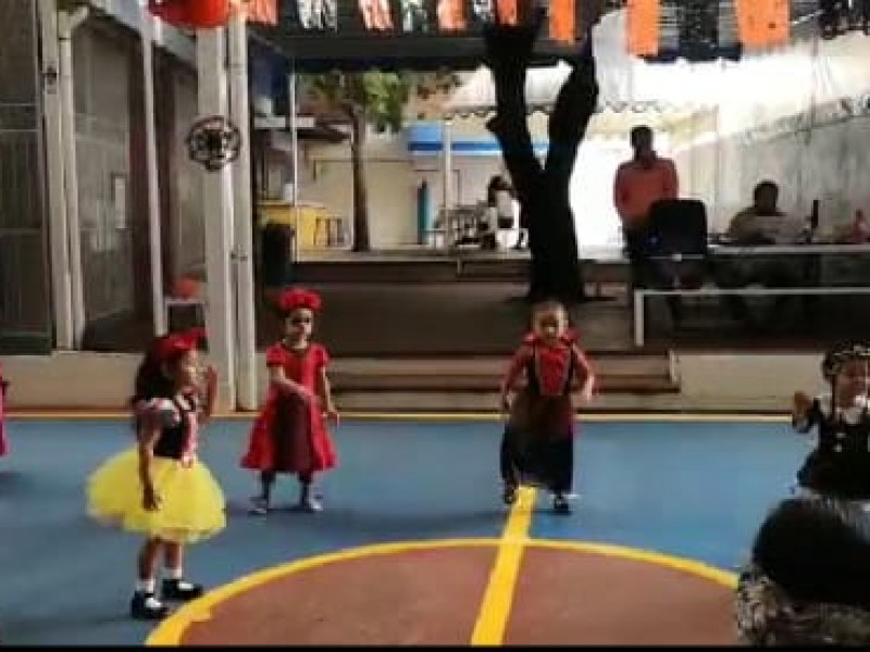 Celebran niños día de muertos