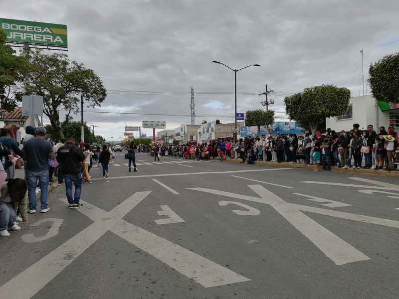 Celebran padres de familia y alumnos que desfile se retomó