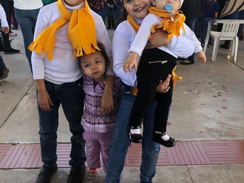 Celebran pequeños en festival Navideño