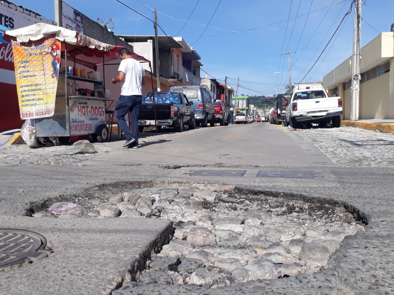 Celebran primer aniversario de bache en colonia H.Casas