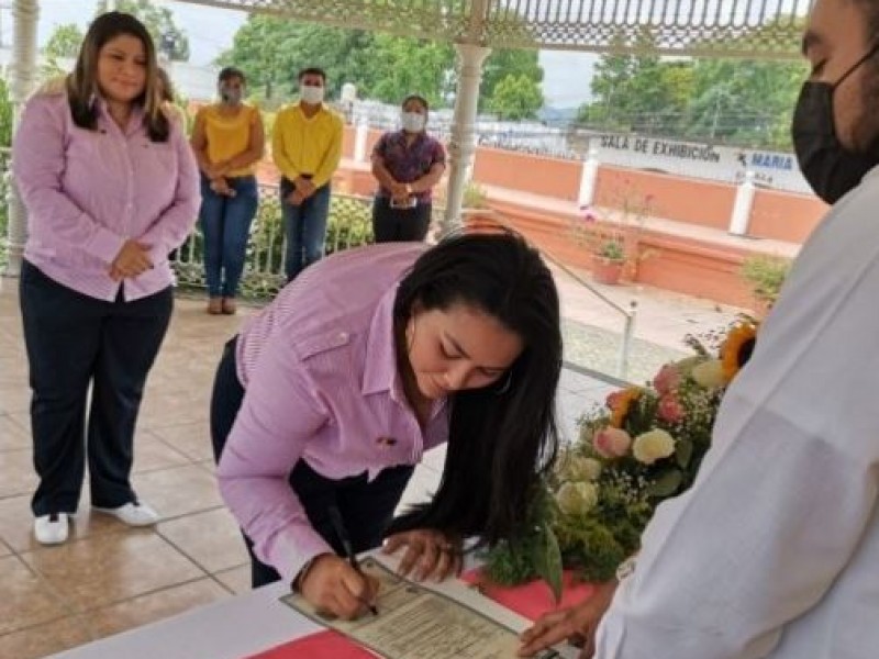 Celebran primer matrimonio igualitario en Coatzintla