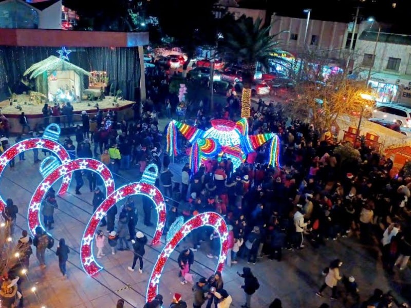 Celebran tradicional fiesta de luces y desfile navideño