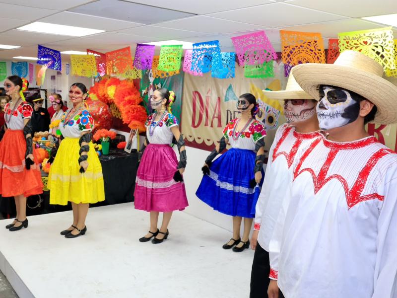 Celebran tradiciones mexicanas con actividades conmemorativas del Día de Muertos