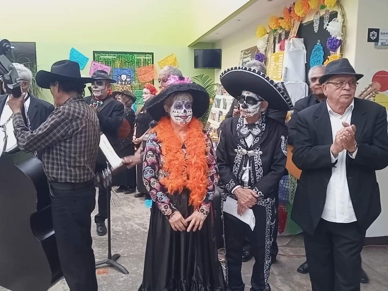 Celebran tradiciones mexicanas grupo edad de oro
