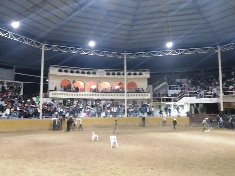 Celebran universitarios la última charreada nocturna del año