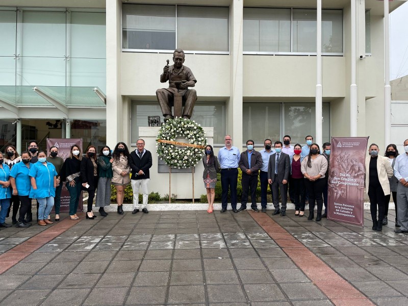 Celebran zapateros a sus patronos San Crispin y San Crispiniano.