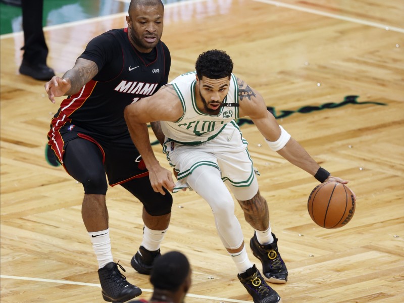Celtics no cede terreno y empata final contra el Heat