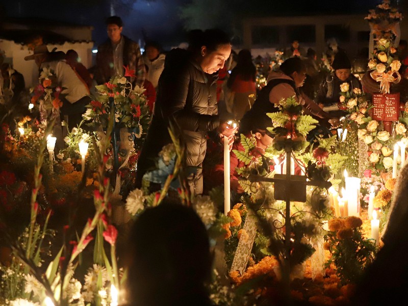 Cementerios cobran vida en este Día de Muertos