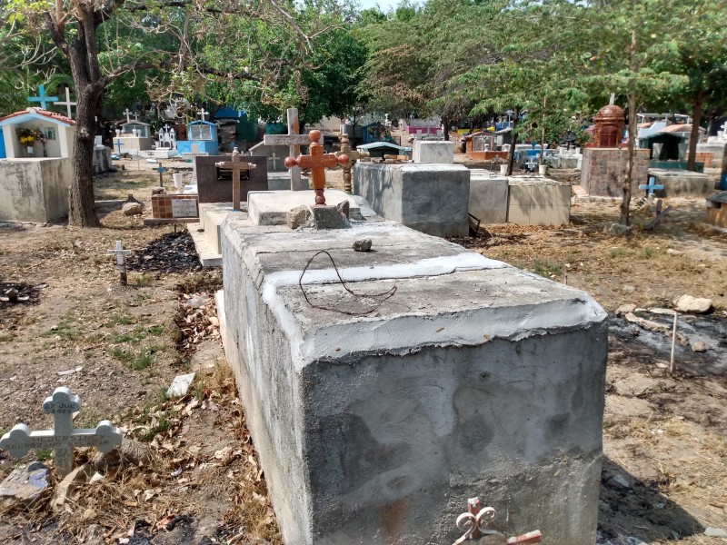 Cementerios saturados, comienzan a edificar tumbas hacía arriba