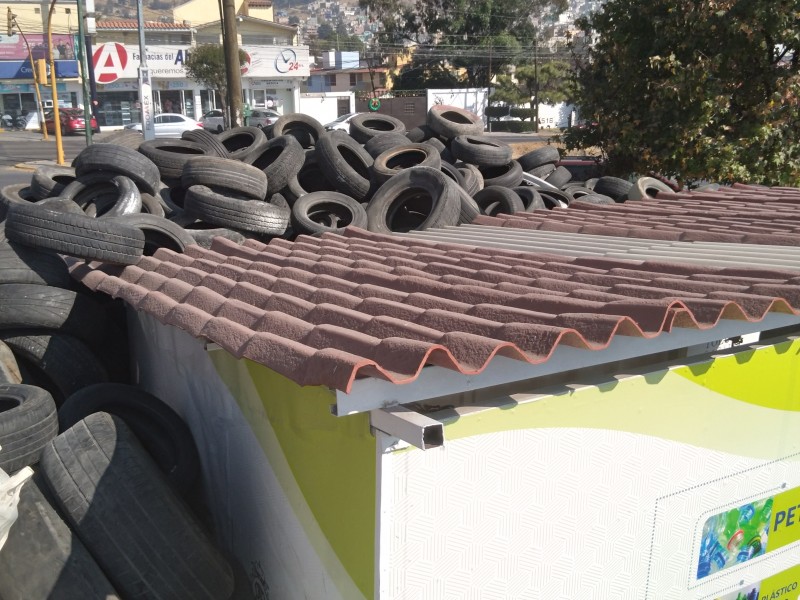 Centro de acopio, rebasado por neumáticos en Toluca