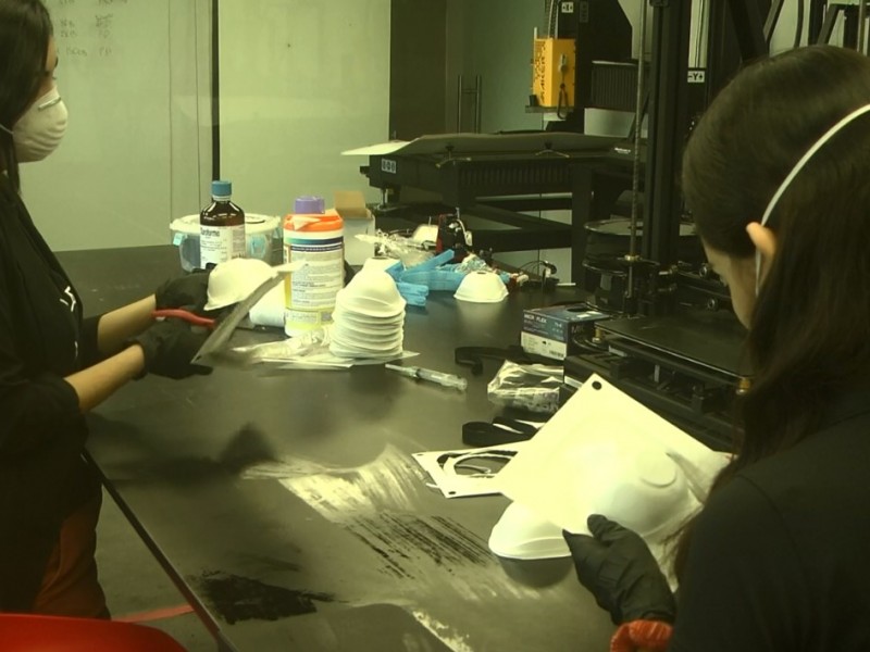 Centro de ciencias elabora mascarillas y cubrebocas para hospitales
