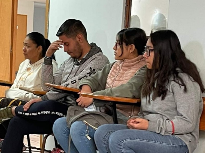 Centro de educación mixta busca que adultos sigan estudiando