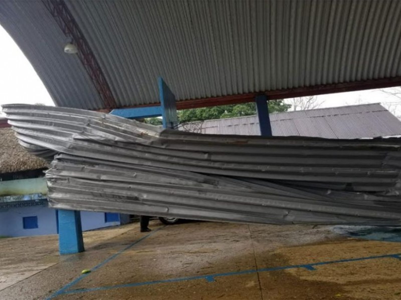 Centro de Salud colapsado en San Lucas Ojitlán