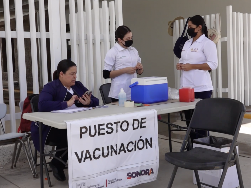 Centro de salud urbano cuenta con biológicos disponibles contra covid-19