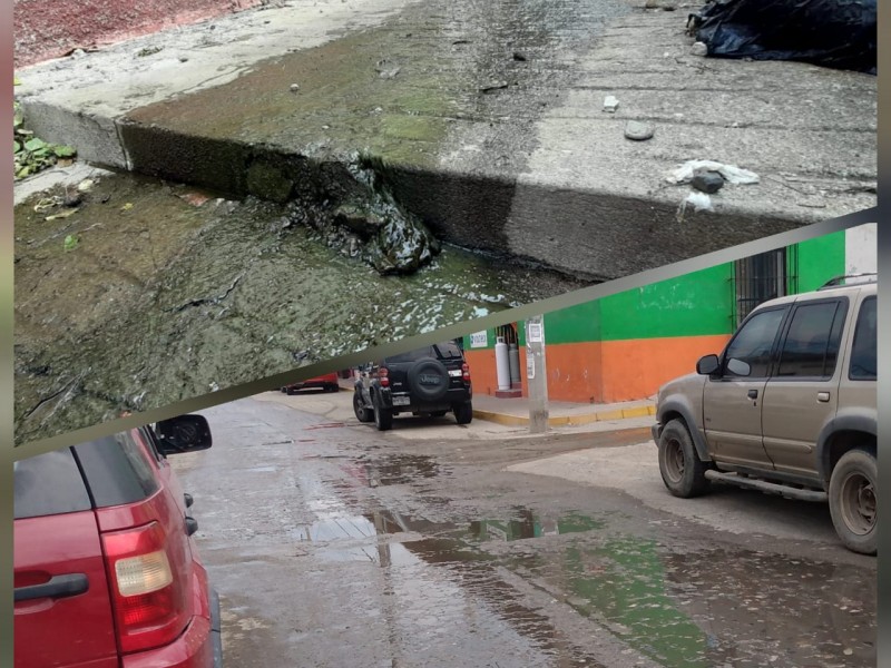 Centro de Tehuantepec entre fugas de drenaje y agua potable