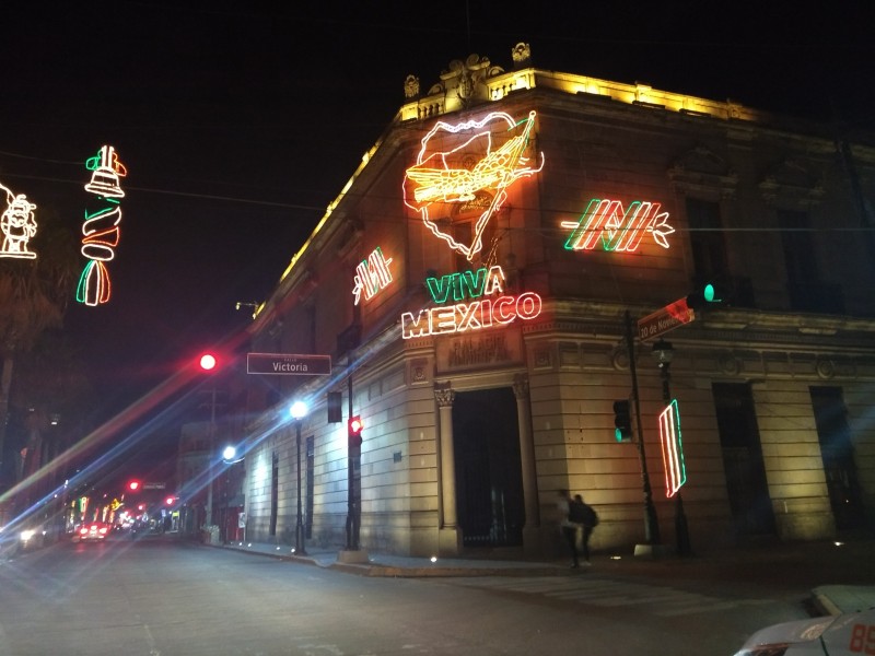Centro histórico luce con alumbrado de fiestas patrias