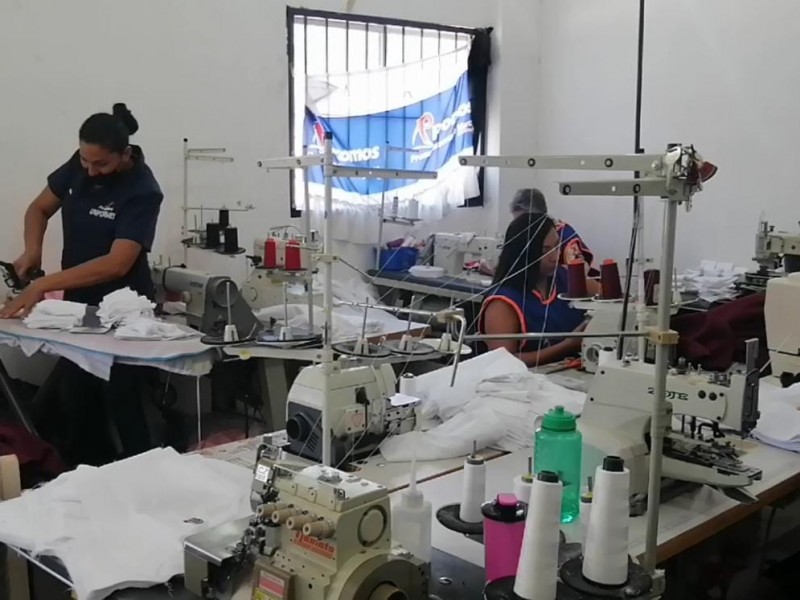 Textileros inician con la confección de uniformes escolares
