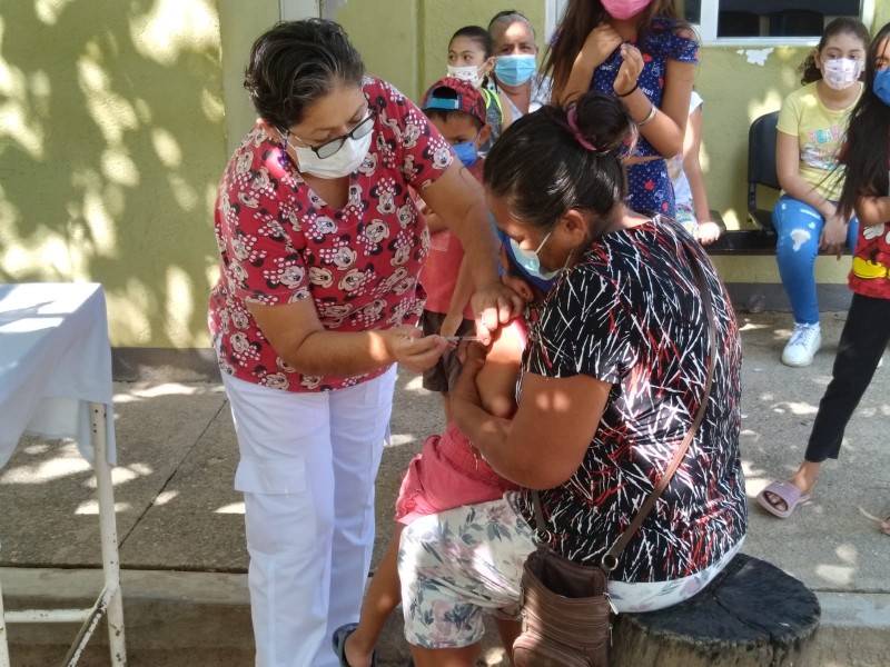 Centros de salud en Tehuantepec aplican 1200 vacunas antiinfluenza