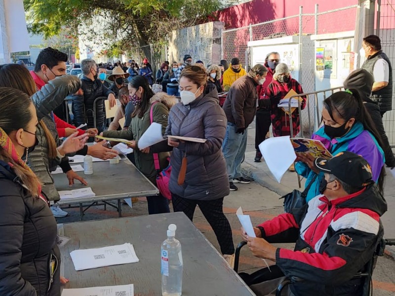 Cerca de 69 mil trabajadores y docentes, con refuerzo anticovid