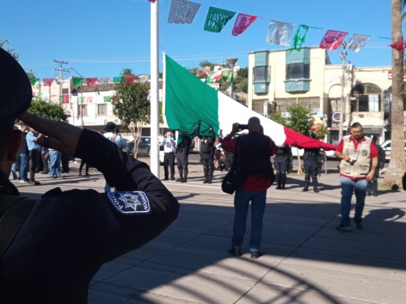Ceremonia de izamiento de bandera en plaza Miguel Hidalgo