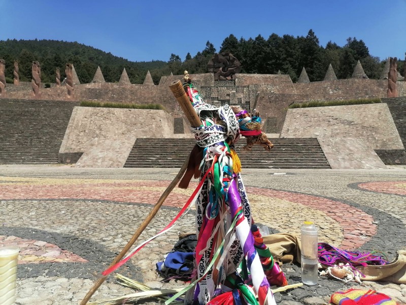 Ceremonia prehispánica durante el eclipse en el Centro Ceremonial Otomí