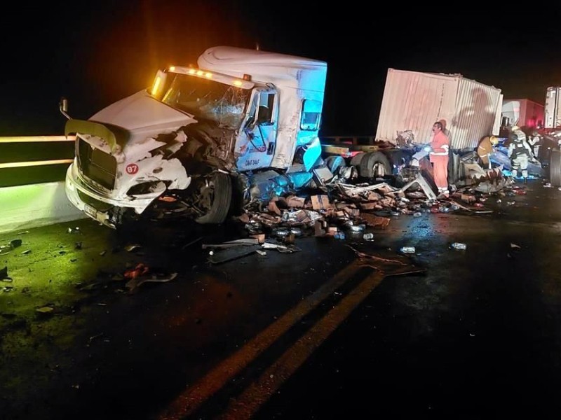 Cerrada autopista Guadalajara-Colima a altura de Sayula, se incendió tractocamión