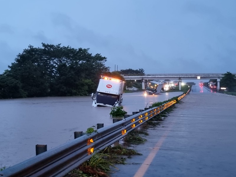 Cerrada carretera a Juan Rodríguez Clara por desbordamiento de río